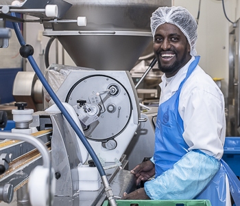 Betriebsmitarbeiter*in Fleischwaren 100%, 1. Bild